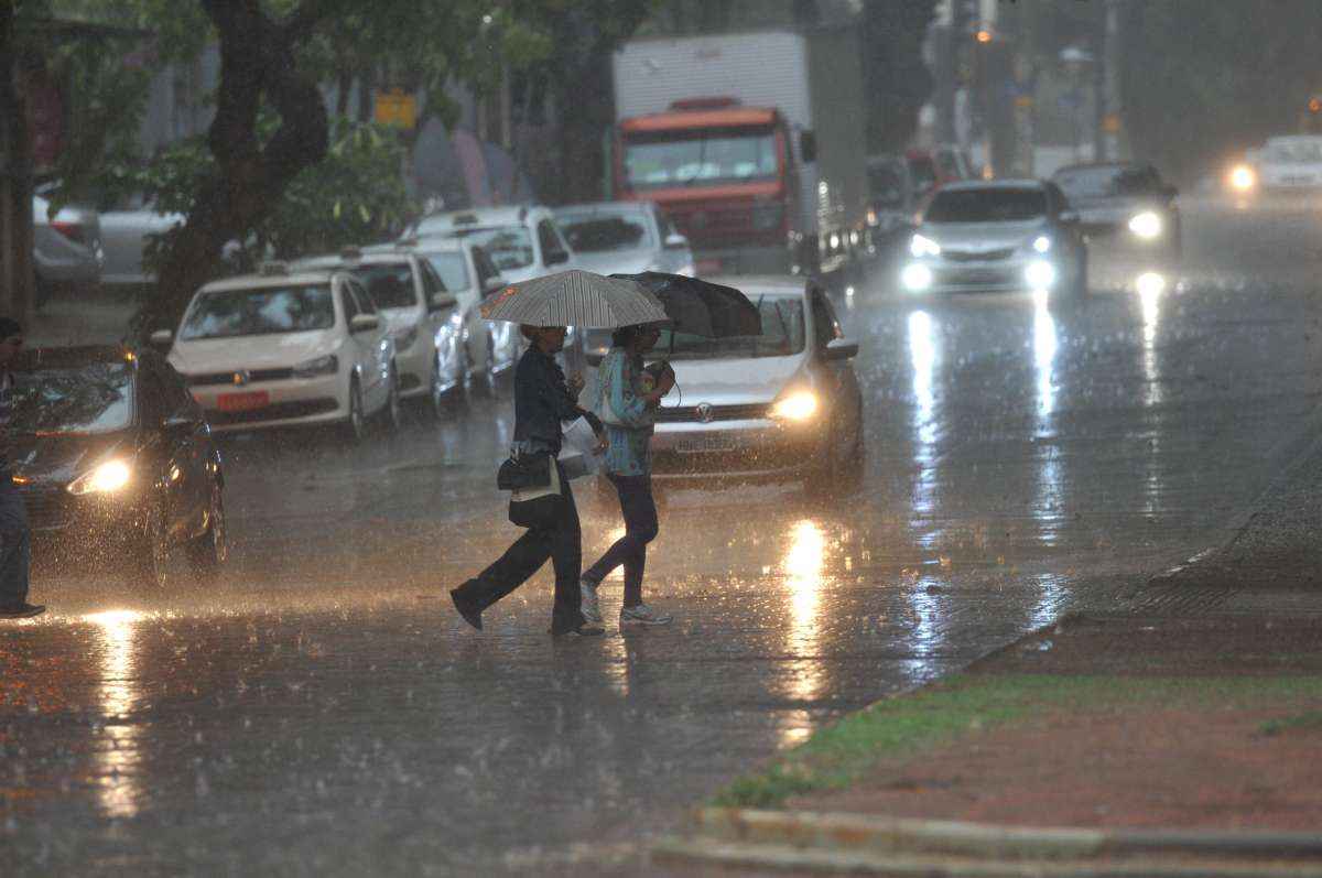 BH Pode Ter Chuva Forte Até A Manhã De Terça-feira; Defesa Civil E ...