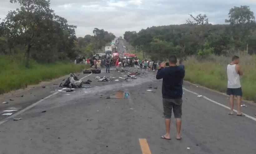 Carreta com álcool tomba e interdita BR-251, em Grão Mogol, nos dois  sentidos, Grande Minas