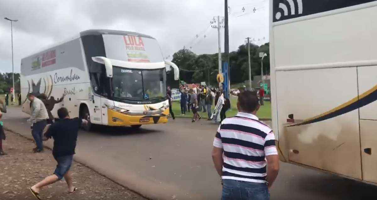 Caravana de Lula atacada com pedras e ovos em Santa Catarina