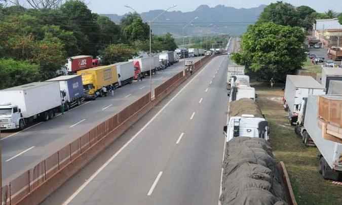 A greve dos caminhoneiros e o Brasil em colapso - Estado de Minas