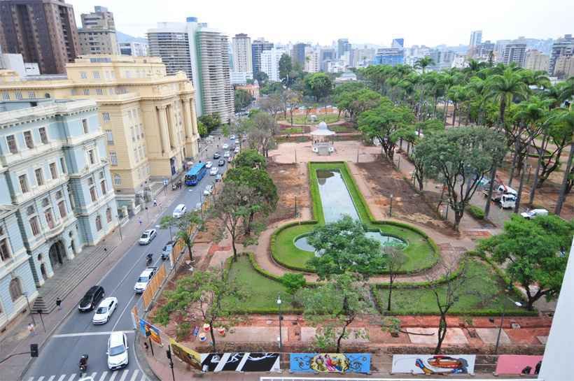 Obras e estiagem prolongada mudam a paisagem da Praça da Liberdade ...