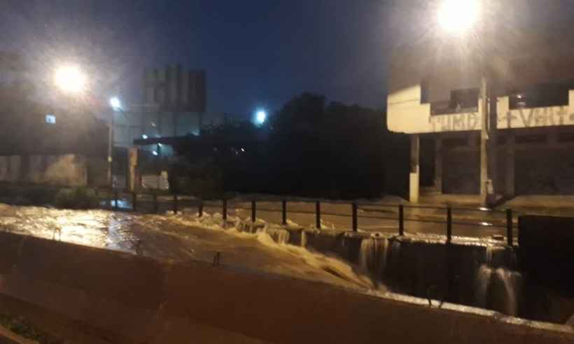 Chuva Forte Causa Alagamentos Em Avenidas De BH - Gerais - Estado De Minas