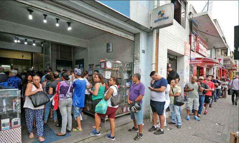 5º maior prêmio da história da Mega-sena lota casas lotéricas, em Minas