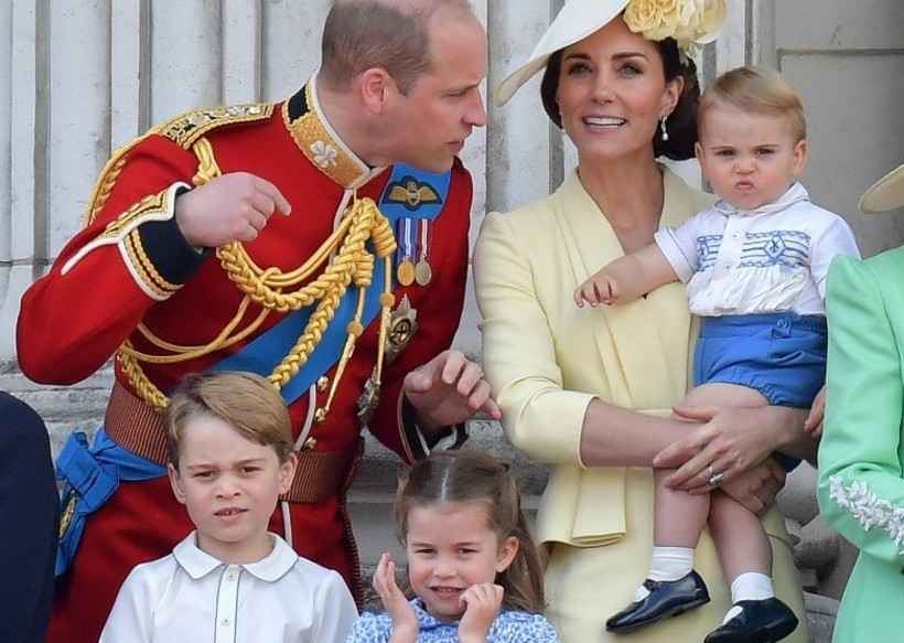 Príncipe Louis faz primeira aparição em evento de aniversário da Rainha Elizabeth II