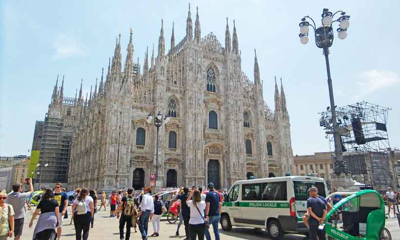 Turistas Que Andam Nas Lojas Famosas Da Cidade Itália De Milão Foto de  Stock Editorial - Imagem de arquitetura, fachada: 118729343