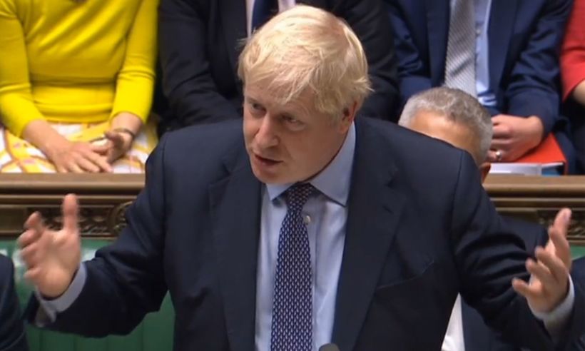 Parlamento britânico adia decisão sobre o Brexit, mas Johnson mantém a data limite