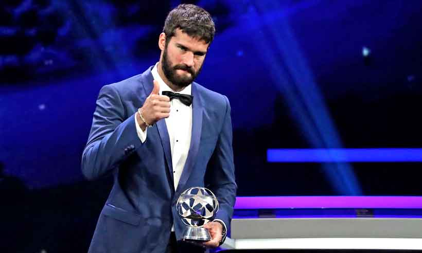 Alisson é eleito melhor goleiro do mundo e recebe prêmio de Marta