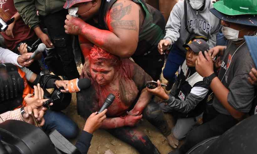 Prefeita de cidade da Bolívia é humilhada e tem os cabelos cortados por manifestantes