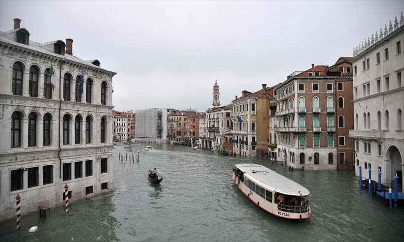 Veneza, no norte da Itália, enfrenta maior cheia em 50 anos