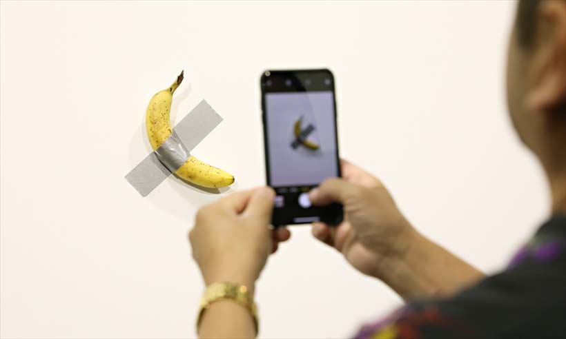 'Esperei ficar com fome', conta artista que comeu banana de 120 mil dólares