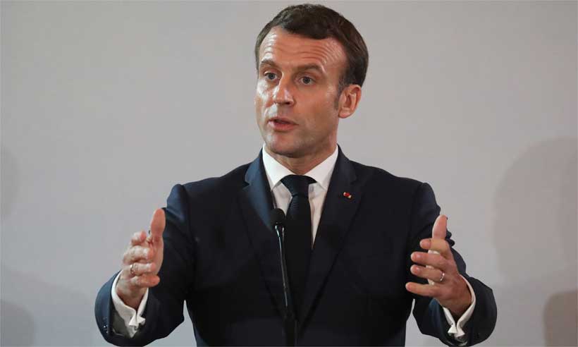 Em meio a protestos, presidente da França renuncia à pensão vitalícia