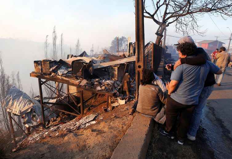 Fogo destrói cerca de 150 casas em Valparaíso e governo chileno decreta estado de alerta