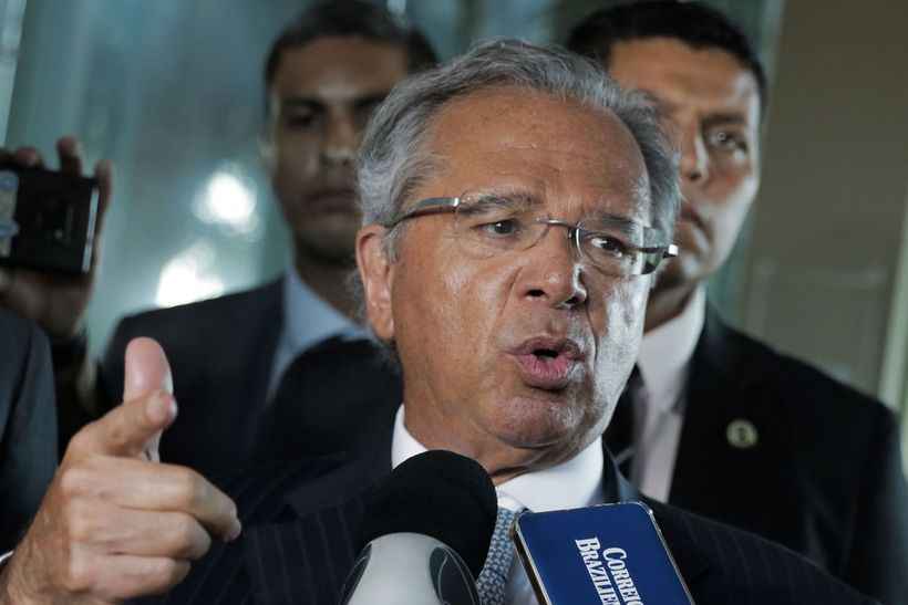 Fake: Paulo Guedes propôs corte de salário e aposentadorias