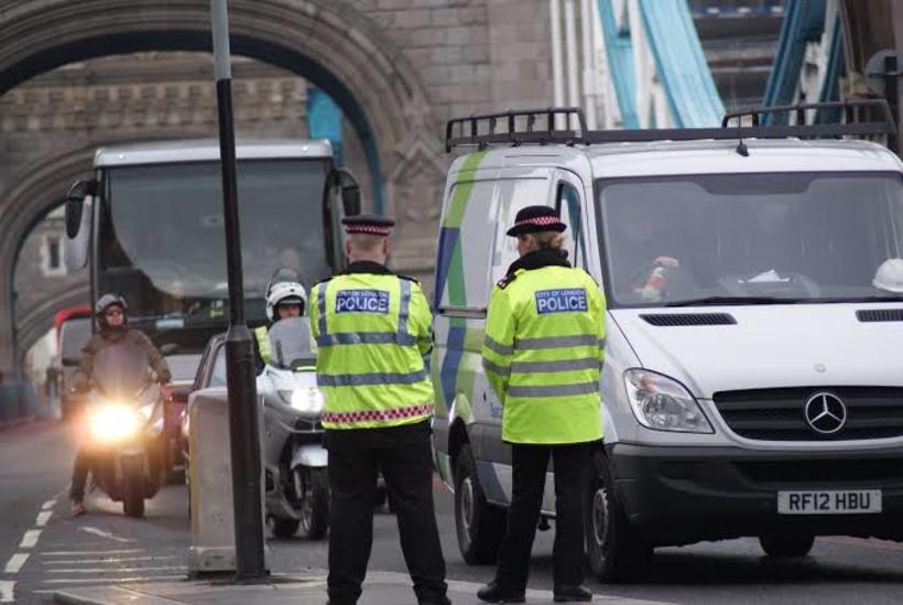 Polícia de Londres mata homem que esfaqueou duas pessoas em ato 