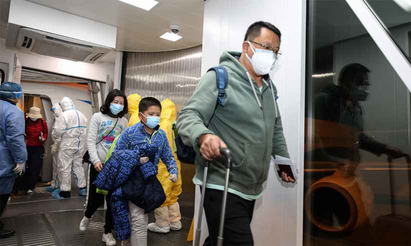 China: número de casos de coronavírus sobe para 20.438; mortes aumentam para 425