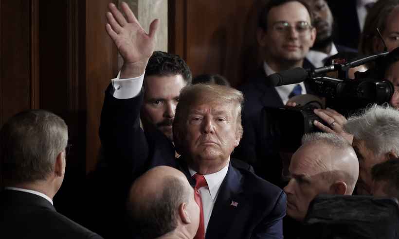 Senado dos EUA absolve Trump de primeira acusação em processo de impeachment