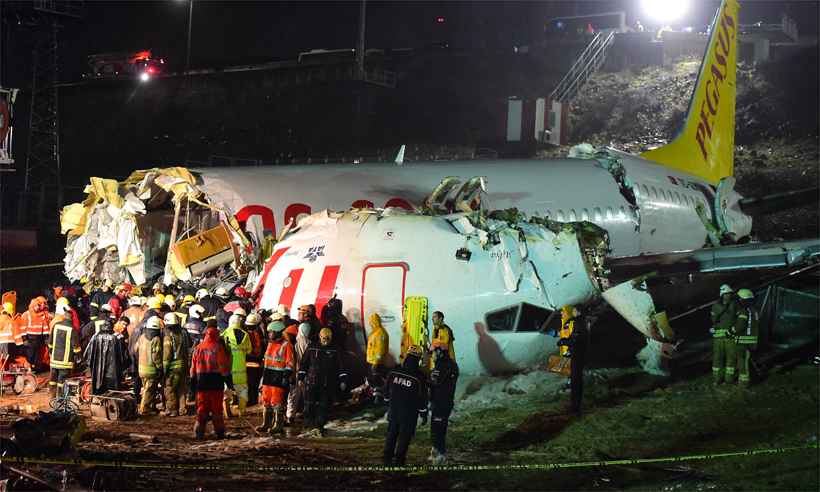 Avião se parte em três após sair de pista na Turquia e deixa 1 morto e 157 feridos