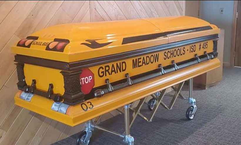 Após 55 anos como motorista escolar, homem ganha caixão especial no enterro