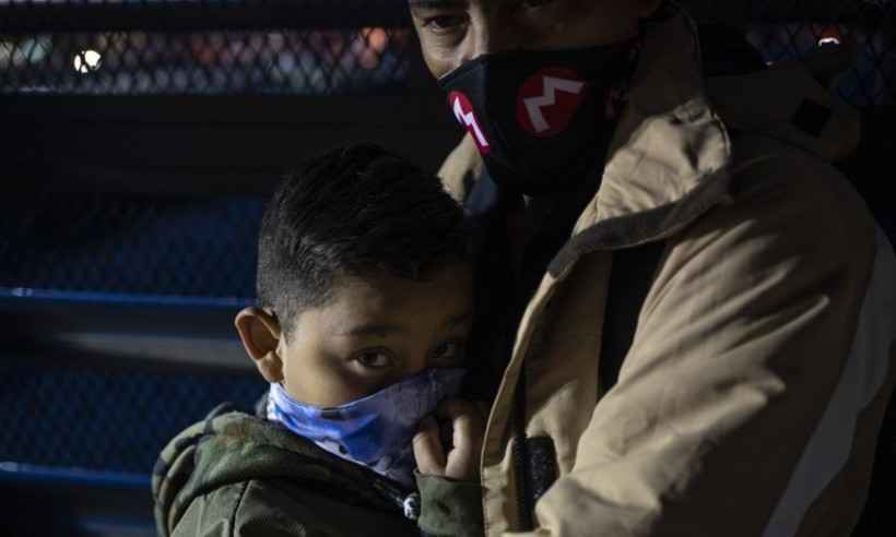Coronavírus avança em centros detenção para migrantes nos EUA