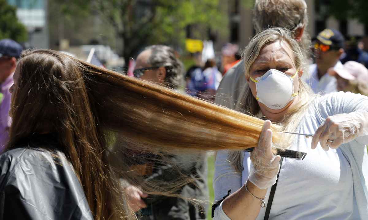 Protesto contra confinamento nos Estados Unidos tem 'Operação corte de cabelo'