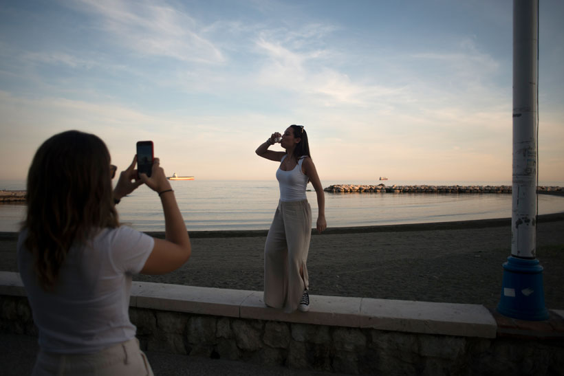 Desconfinamento chega às praias europeias, e Espanha libera turismo em julho