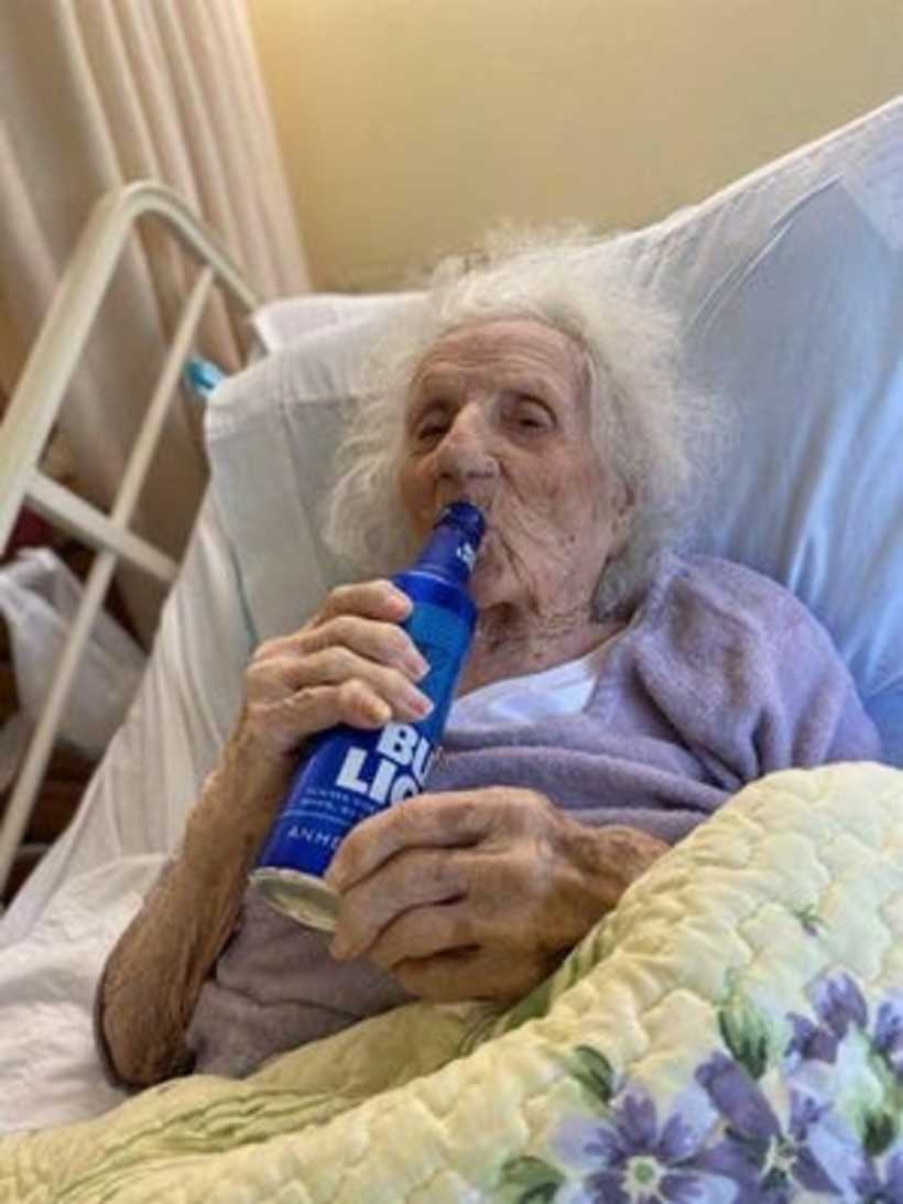 Mulher de 103 anos comemora cura da COVID-19 com cerveja