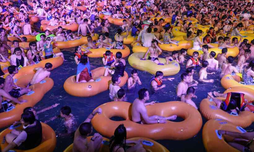 Wuhan, berço do coronavírus, tem festa eletrônica com pessoas aglomeradas