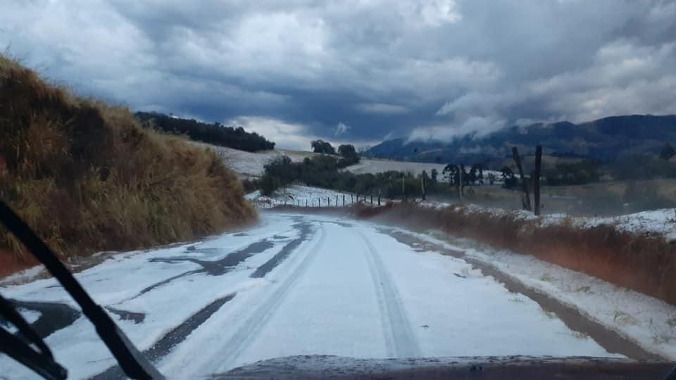 Parece neve: frio e granizo cobrem plantações no sul de Minas Gerais