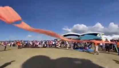 Vídeo impressionante mostra criança enrolada em pipa e lançada aos ares