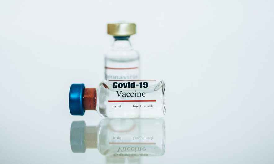 Produção da vacina de Oxford contra a COVID-19 é interrompida; saiba o motivo
