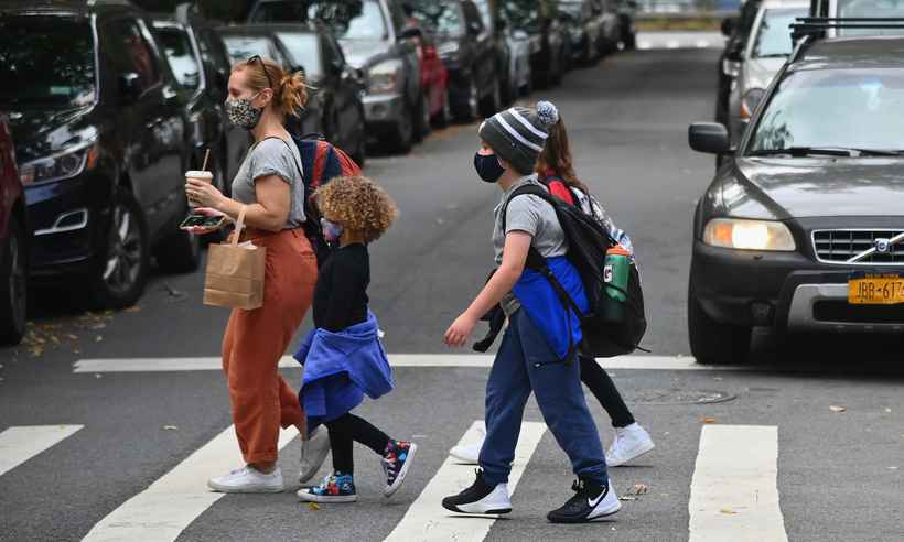 Nova York fecha escolas em alguns bairros para frear segunda onda do coronavírus