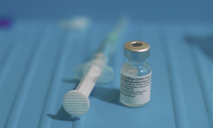 Comitê dos EUA recomenda aprovação da vacina Pfizer contra COVID-19
