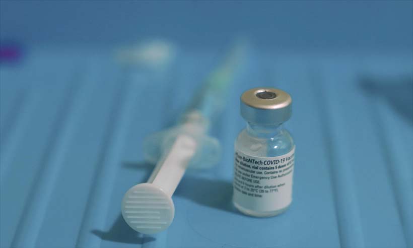 Agência dos EUA autoriza uso emergencial de vacina da Pfizer