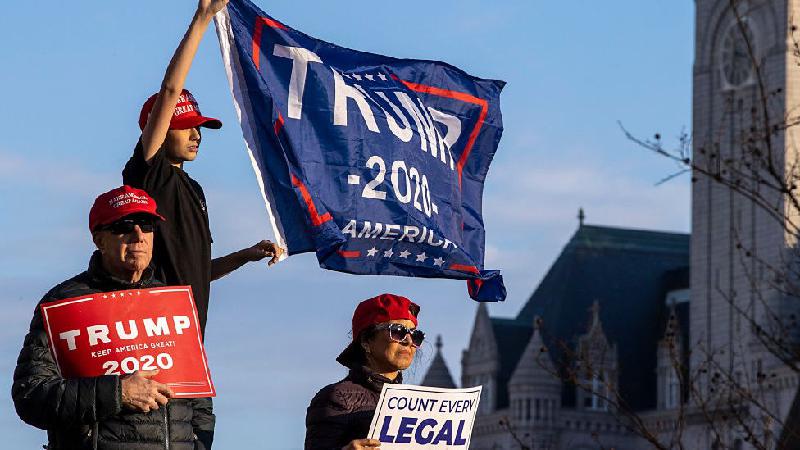 Eleições nos EUA: Protestos pró-Trump têm facadas e gestos racistas