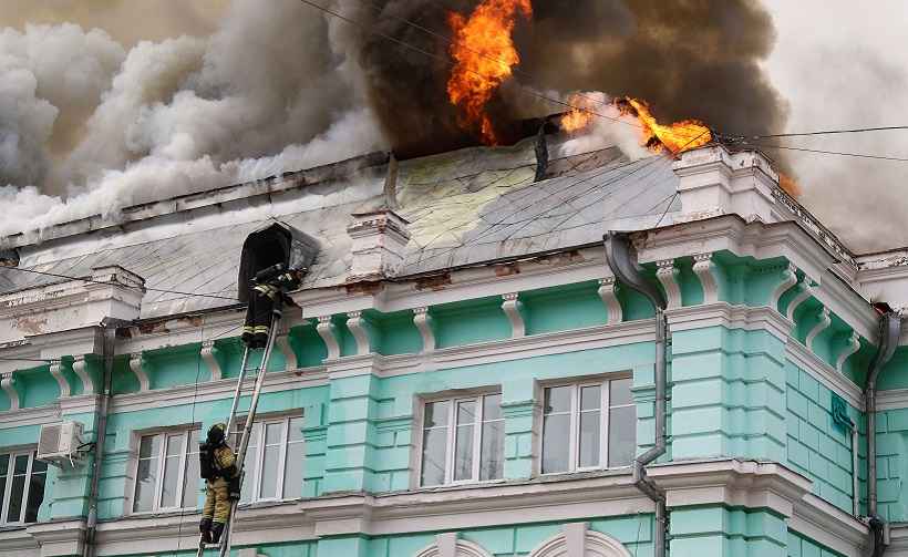 Médicos continuam cirurgia durante incêndio e salvam o paciente na Rússia
