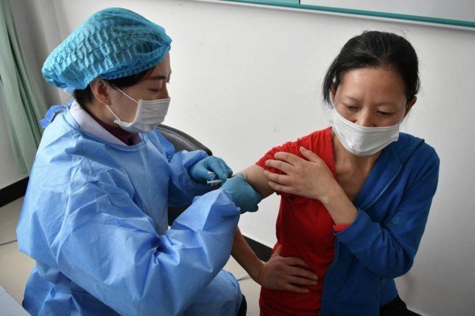 China considera misturar vacinas contra a COVID-19 para aumentar a eficácia