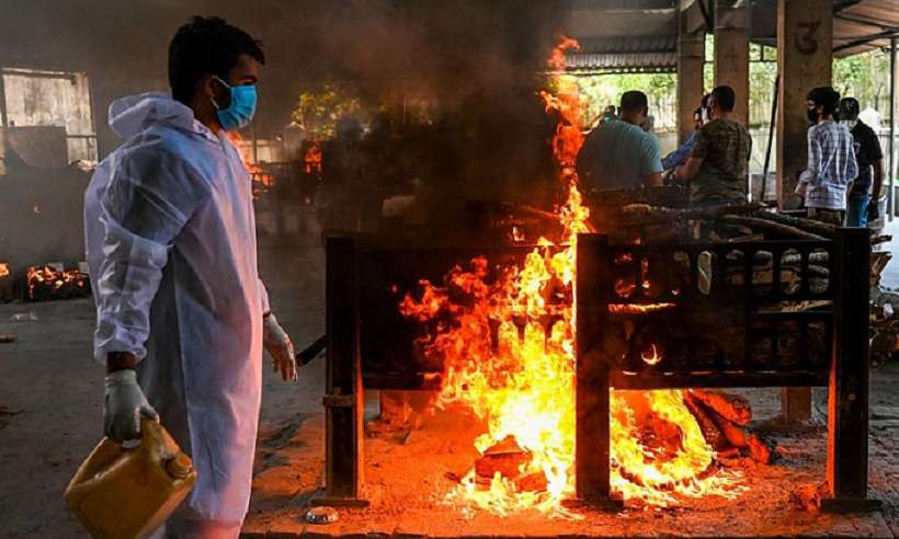 Pandemia gera fila de sepultamentos em crematórios na Índia