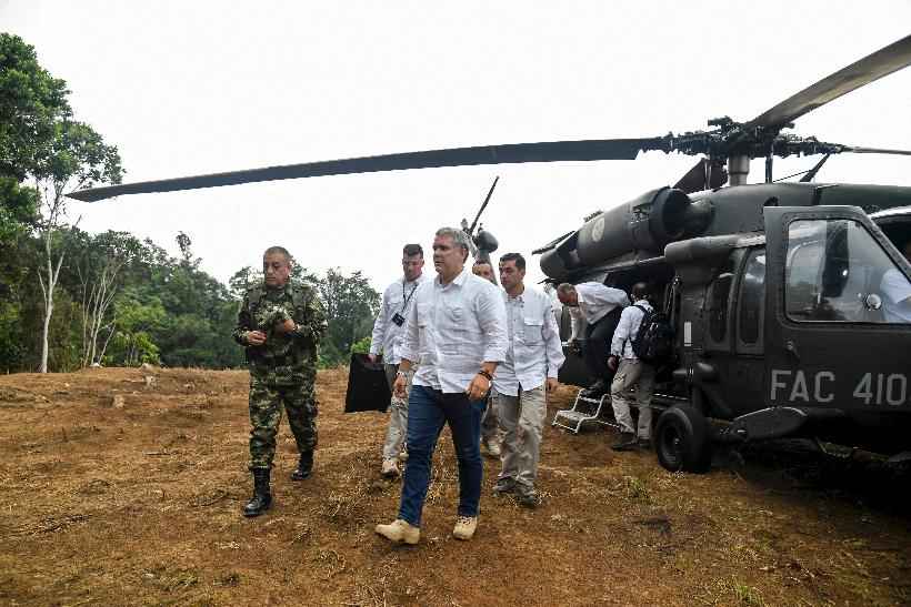 Helicóptero em que viajava presidente da Colômbia é alvo de tiros de fuzil