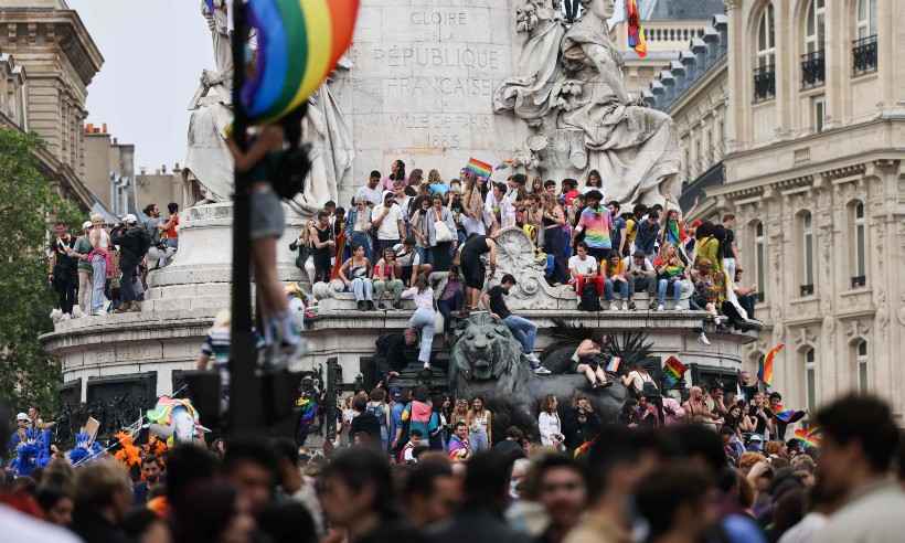 Marcha do Orgulho LGBTQIA+ reúne 30 mil pessoas em Paris