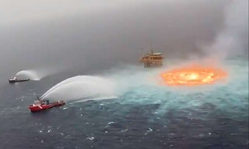 Fogo em alto-mar: vazamento de oleoduto provoca incêndio; veja vídeo