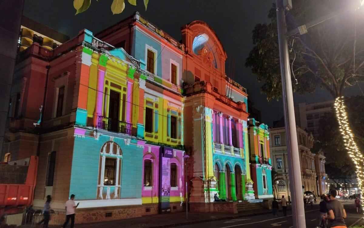 Praça da Liberdade se ilumina para o Natal; veja os vídeos - Gerais -  Estado de Minas