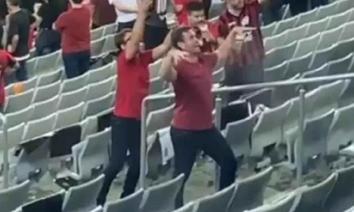 Racismo e violência marcam retorno de torcidas a estádios pelo mundo