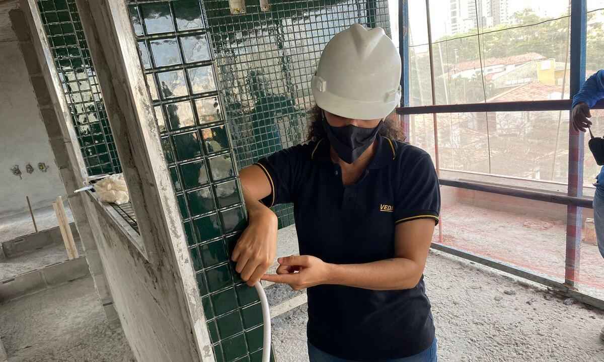 Programas de aceleração abrem espaço para mulheres na construção civil -  DiversEM - Estado de Minas