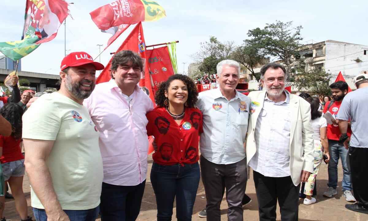 Xô, Satanás': manifestantes 'varrem' bairro em BH após visita de