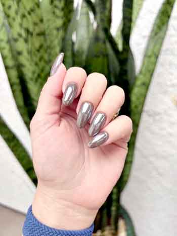 Cromada, glazed e francesinha invertida: novidades nas unhas