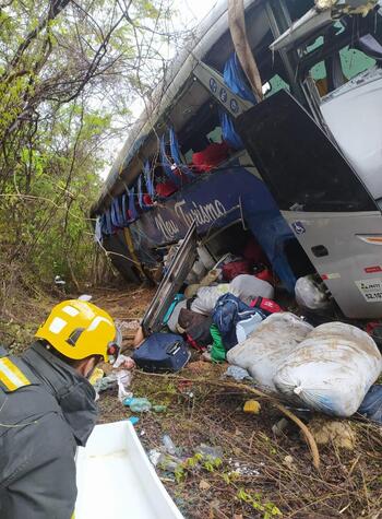 BR 251: Ônibus tomba, mata dois passageiros e deixa 41 feridos