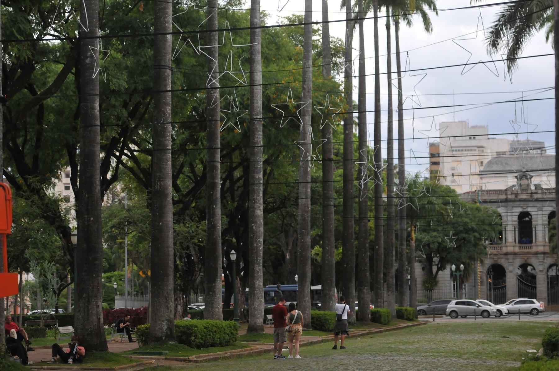 Praça da Liberdade começa a receber iluminação para o Natal - Gerais -  Estado de Minas