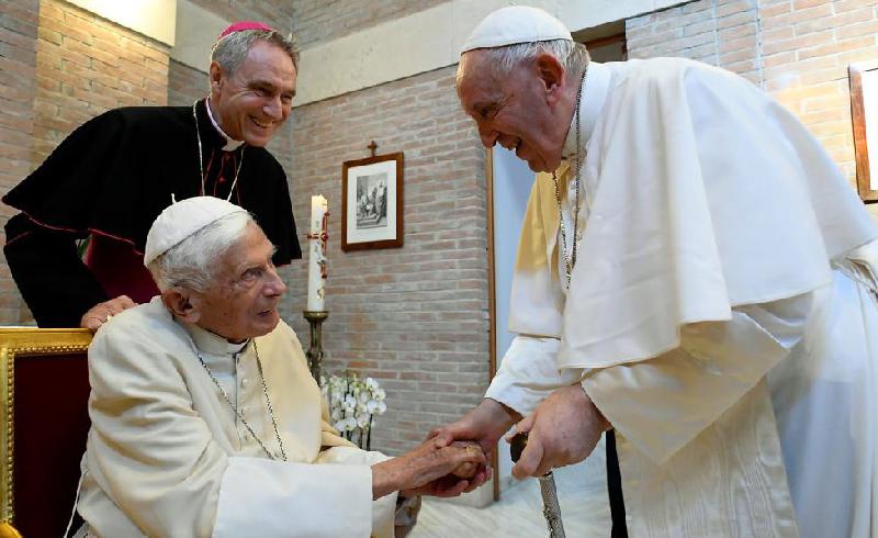 Posso pensar em renunciar, mas não agora, diz papa Francisco - BBC