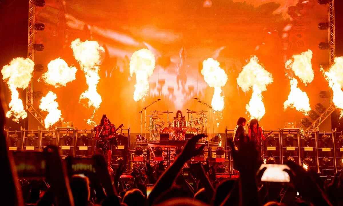 Kiss interrompe show depois de baixista passar mal - Cultura - Estado de  Minas