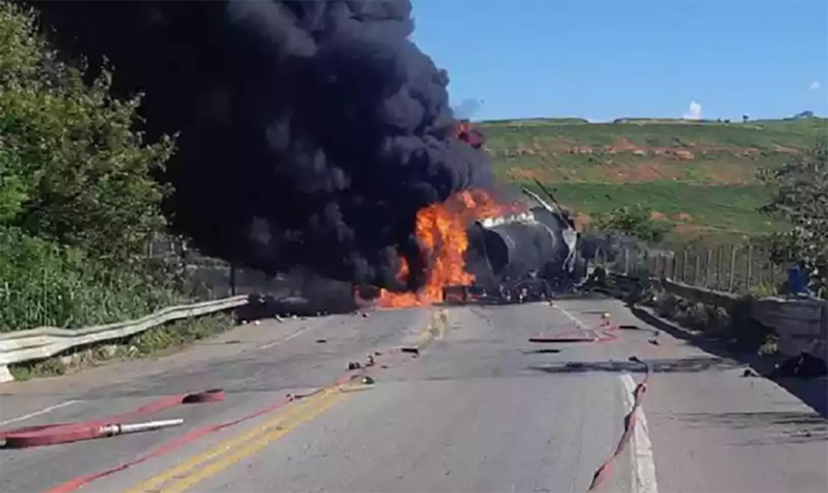 Caminhão-tanque explode após tombar na BR-040, em Barbacena, Zona da Mata